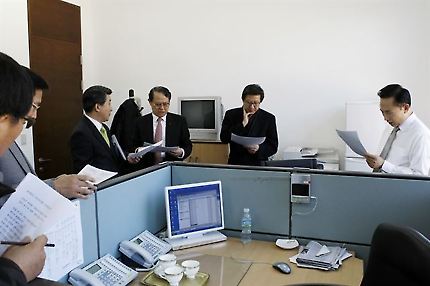 2009년 1월 라디오 연설 녹음 중 원고를 수정하고 있는 이명박 전 대통령. 사진 김용위