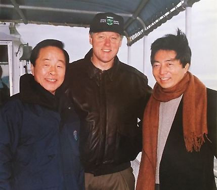 1993년 11월 APEC이 열린 미국 시애틀 앞 바다 선상에서 빌 클린턴 미국 대통령, 호소카와 일본 총리와 포즈를 취하는 고 김영삼 전 대통령. 사진 김현종