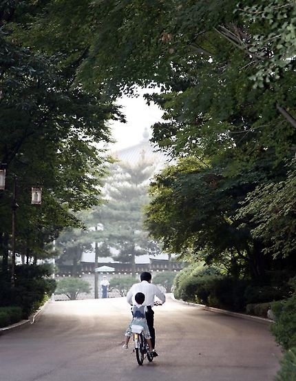 2007년 9월 13일 청와대 경내에서 손녀와 자전거를 타는 고 노무현 전 대통령. 사진 장철영