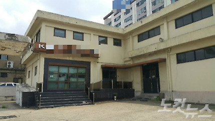 서울 금천구 시흥동에 위치한 J 공인중개업소는 이 건물 2층에서 영업 중이다.(사진=김기용 기자/노컷뉴스)