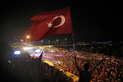 ⓒAP Photo : 7월21일(현지 시각) 터키 이스탄불 보스포루스 다리 주변에서 레제프 타이이프 에르도안 대통령 지지자들이 국기를 흔들며 친정부 시위를 벌이고 있다.