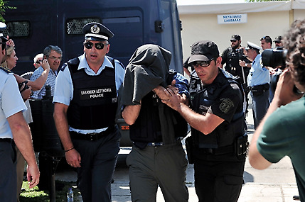 ⓒAFP : 쿠데타 당시 군용 헬기를 타고 그리스로 넘어와 망명을 요청한 터키 군인이 밀입국 혐의로 재판을 받기 위해 법원으로 호송되고 있다.