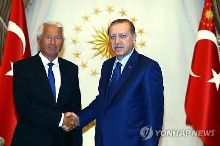 3일 터키 앙카라를 방문한 투르뵤른 야글란드 유럽평의회 의장이 레제프 타이이프 에르도안 터키 대통령을 만나 악수하고 있다. [AP=연합뉴스]