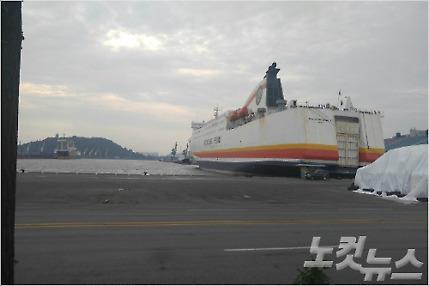 인천과 중국 청도를 오가는 위동페리가 지난 18일 오후 인천항 제2국제여객터미널에 정박해 있다. (변이철 기자)