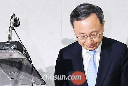 황창규 KT 회장이 지난 2014년 3월 7일 오후 서울 세종로 KT 광화문 사옥에서 ‘1200만명 고객 개인정보 유출 사건’에 대해 사과하고 있다. / 조선일보DB