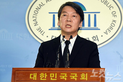 국민의당 안철수 전 공동대표가 2일 오후 국회 정론관에서 기자회견을 열고 박근혜 대통령의 하야를 요구하고 있다. (사진=윤창원 기자)