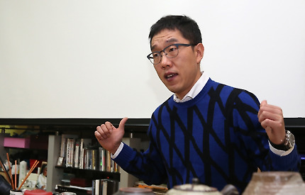 “130조까지 있는 헌법 중에서 ‘권력’이란 단어는 1조 2항에 딱 한번 나와요. ‘대한민국의 주권은 국민에게 있고, 모든 권력은 국민으로부터 나온다.’ 나머지는 다 ‘권한’이에요. 그러니 ‘권력을 잡는다’, ‘권력 교체’라는 말 자체가 다 반헌법적인 표현인 거예요. 전 헌법의 최종 해석권자는 늘 국민이 되어야 한다고 생각하거든요. 왜냐면 헌법의 주인이 명시적으로 대한민국 국민이니까.” 방송인 김제동은 헌법의 모든 조항을 보지 않고 읊조렸고 조항별 순서와 구성이 왜 그런지에 대해서도 상세히 설명했다. 강재훈 선임기자 khan@hani.co.kr