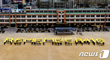 4.16 세월호 참사 3주기를 이틀 앞둔 14일 충북고등학교 학생들이 노란 우산을 이용, 운동장에 'REMEMBER 416' 이라는 문구를 만들어보이고 있다. 2017.4.14/뉴스1 © News1 김용빈 기자