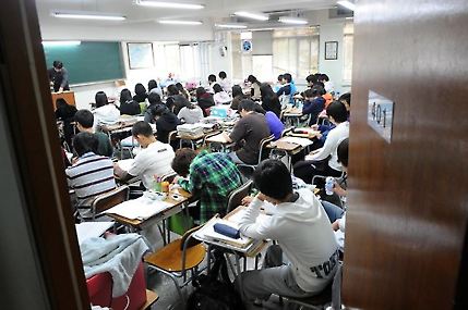 노량진의 한 대입전문학원에서 수험생들이 수업을 하고 있다. 고영권기자 youngkoh@hk.co.kr