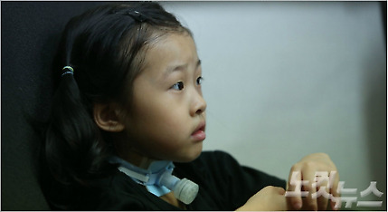 애경 가습기살균제 가습기메이트 피해 어린이 박나원양 가족이 환경보건시민센터에서 기자간담회를 열고 있다. (사진 = 황진환기자)