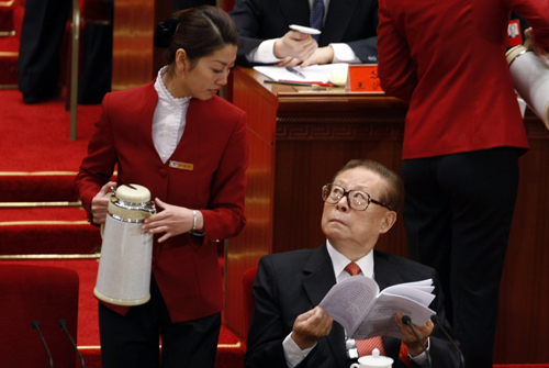 차 따르는 여인에게 향한 중국 장쩌민 전 주석의 시선.