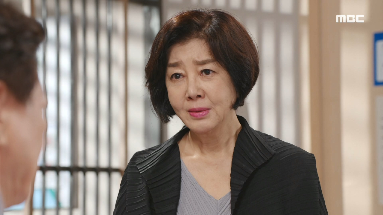 진실을 밝히려는 이정길을 설득하는 김영란, ＂시간이 좀 필요해요.＂