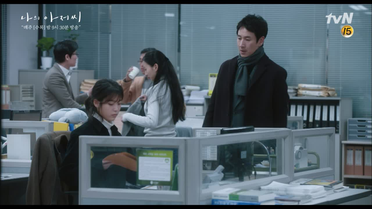 출근 하자마자 이지은에 해고 통보하는 이선균