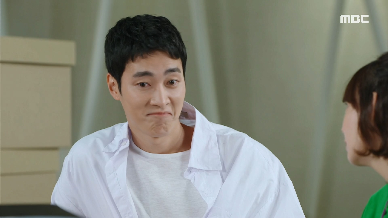 ＂그래도 잘 생겼잖아~＂ 야유회에서 돌아와 심이영과 함께 일하는 최성재