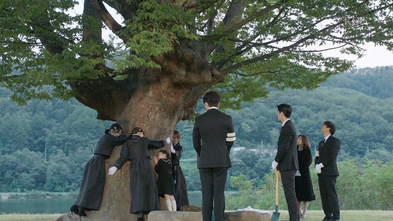 김해숙에게 마지막 작별인사를 건네는 가족들