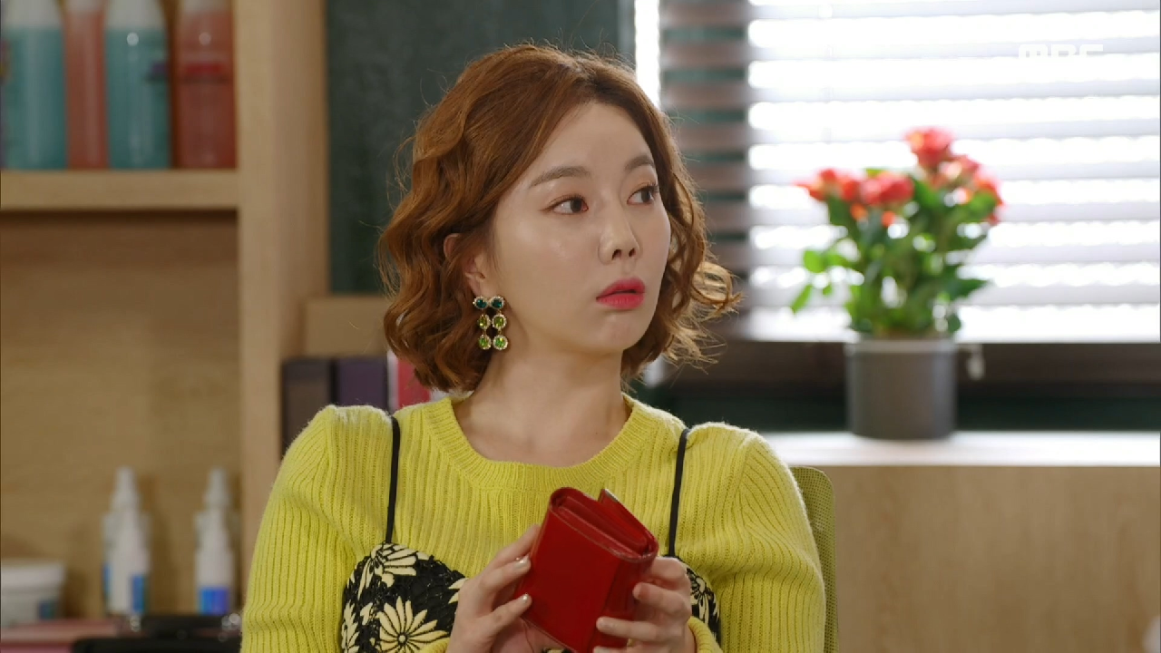 김민서를 아르바이트 시키는 한소영 ＂바닥도 한 번 쓸어~＂