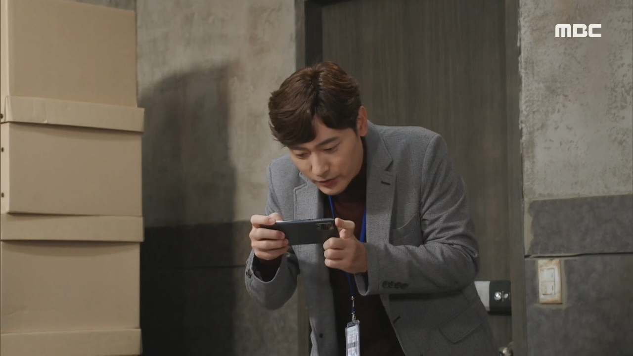 디자인을 훔치기 위해 심이영의 사무실에 몰래 침입한 원기준