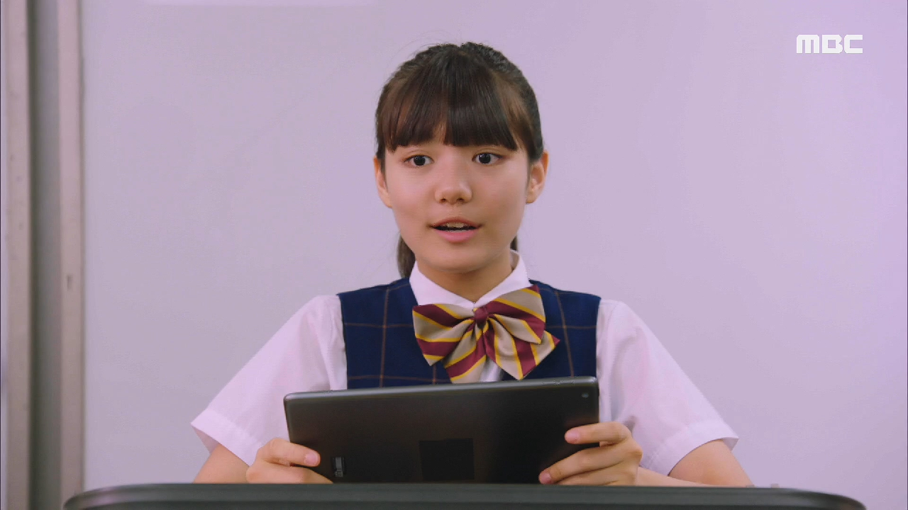 학교에서 각자의 숙제를 발표하는 최승훈&amp;권지민