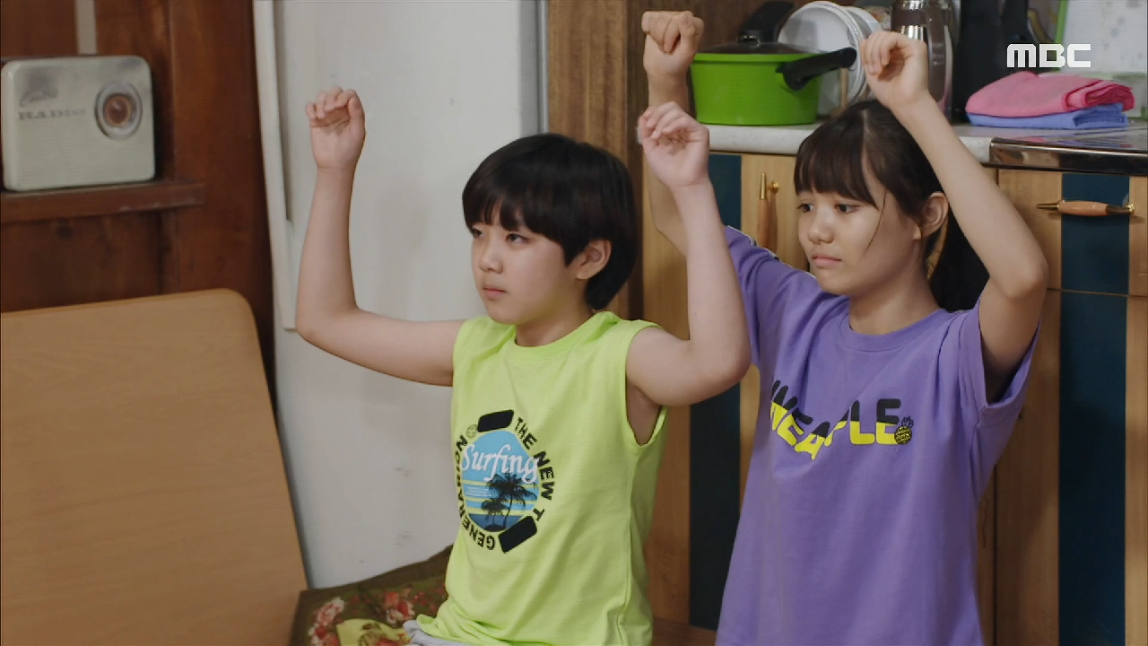 골프 놀이하다가 전등을 깨버린 최승훈&amp;권지민