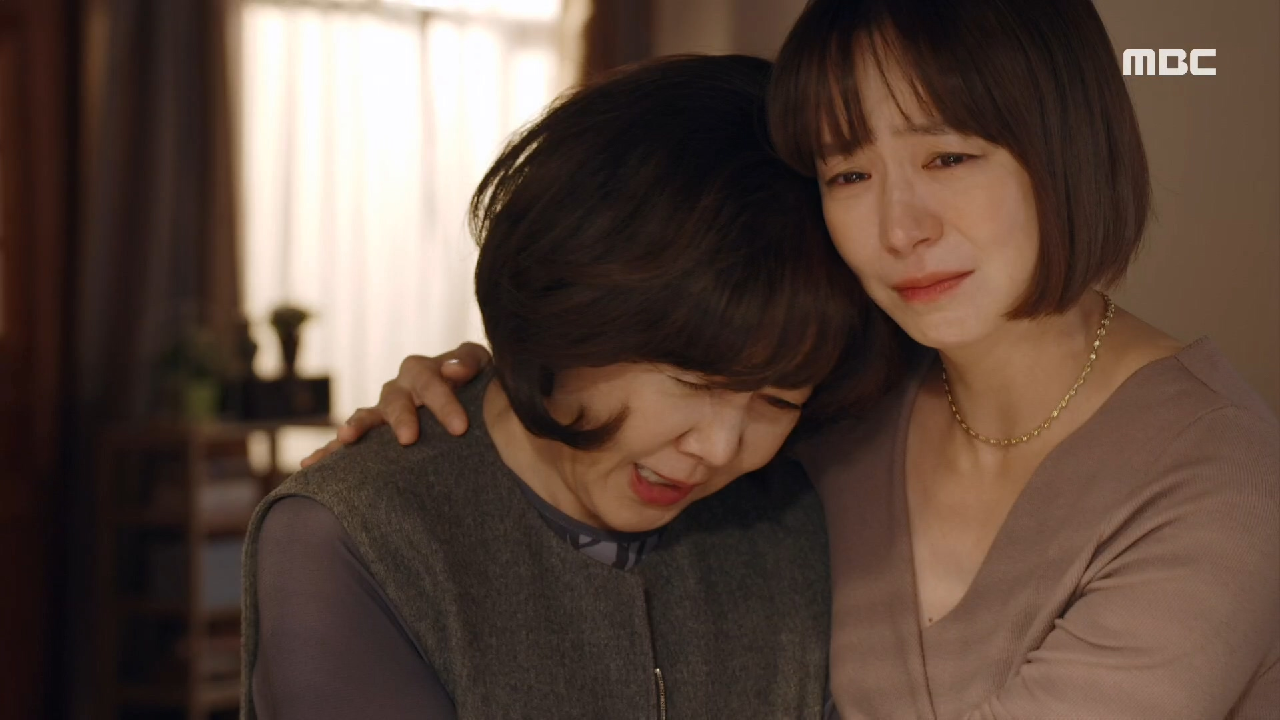 상심한 김영란을 따뜻하게 안아주는 심이영