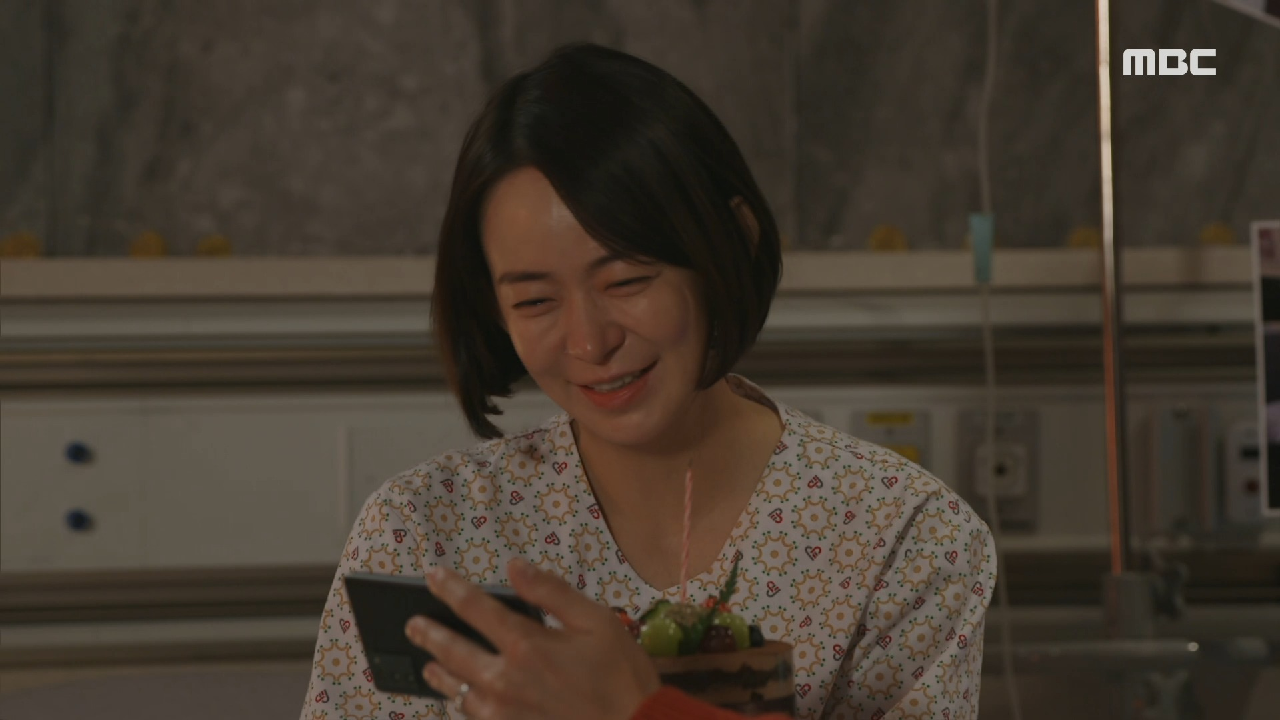 ＂생일 축하합니다~＂ 생일 축하 영상을 보고 눈물을 글썽이는 심이영, MBC 201228 방송