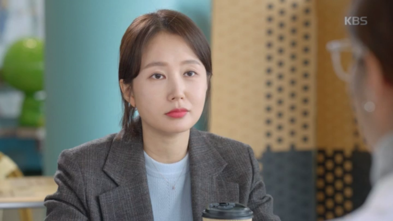 이민정에게 오대환과 이혼한 이유를 담담하게 말해주는 임정은