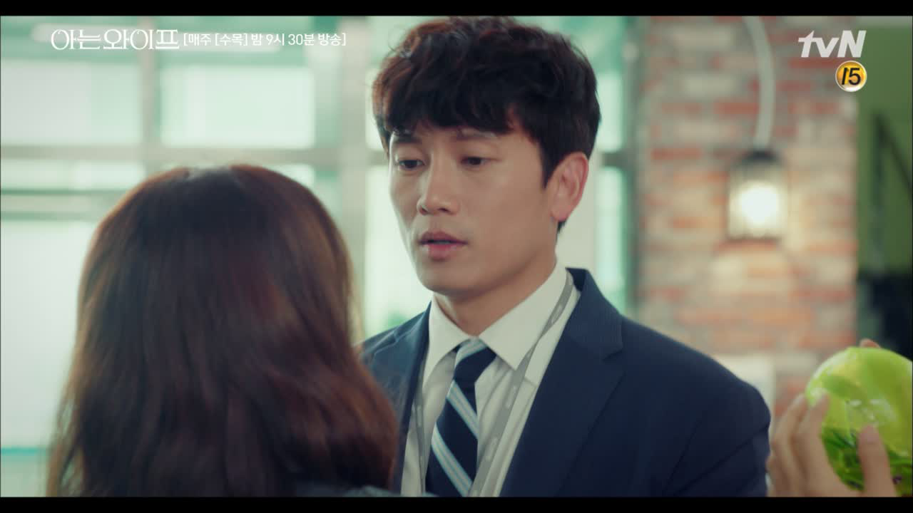 진상 고객의 위협에서 우진을 구해낸 보디가드 주혁 (이것이 진정 동료애뿐...