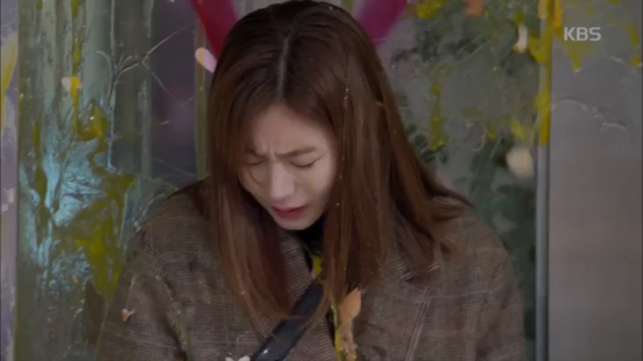 동네 사람들에게 계란 맞는 유이! ＂당장 여기서 떠나!＂