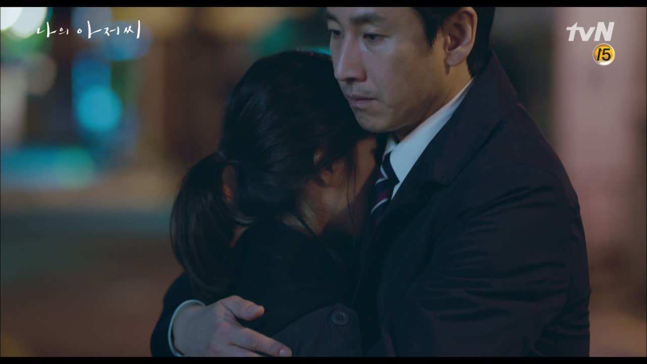 지은이 떠나기 전, 비로소 서로를 안아주며 미소 짓는 이선균X이지은.. ...