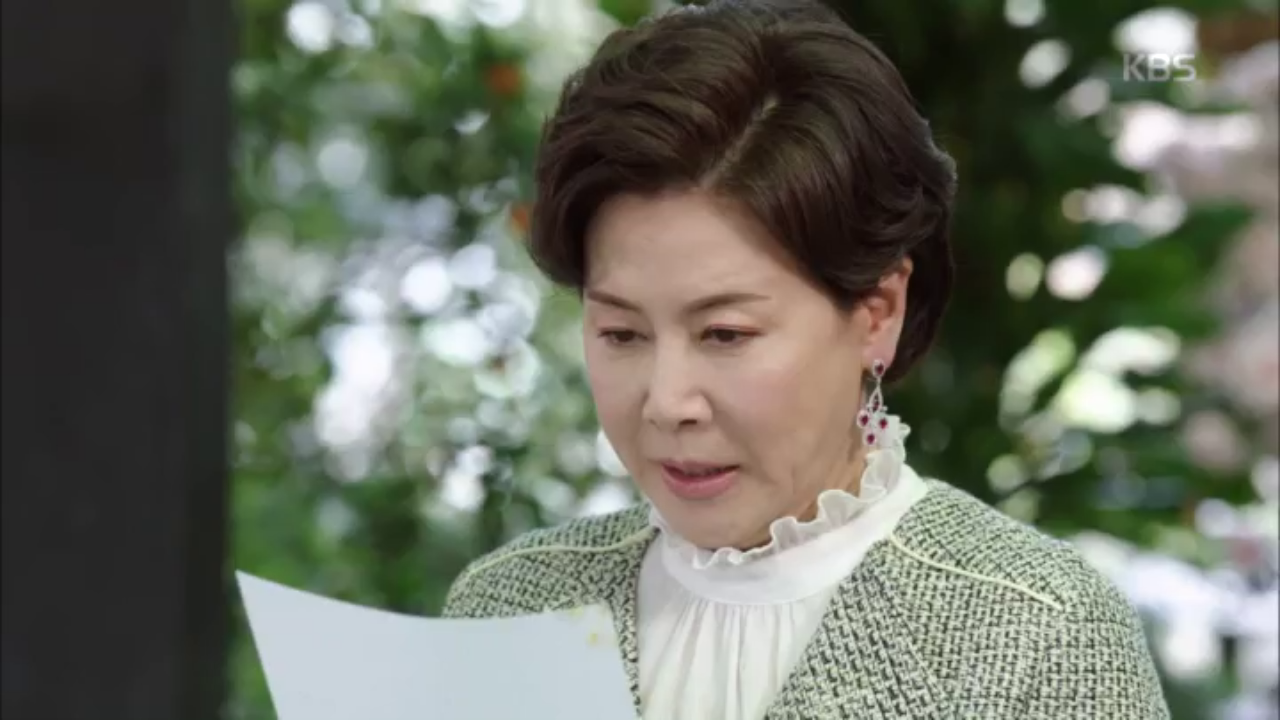 친구들 앞에서 자신이 쓴 시를 낭독하는 박정수!