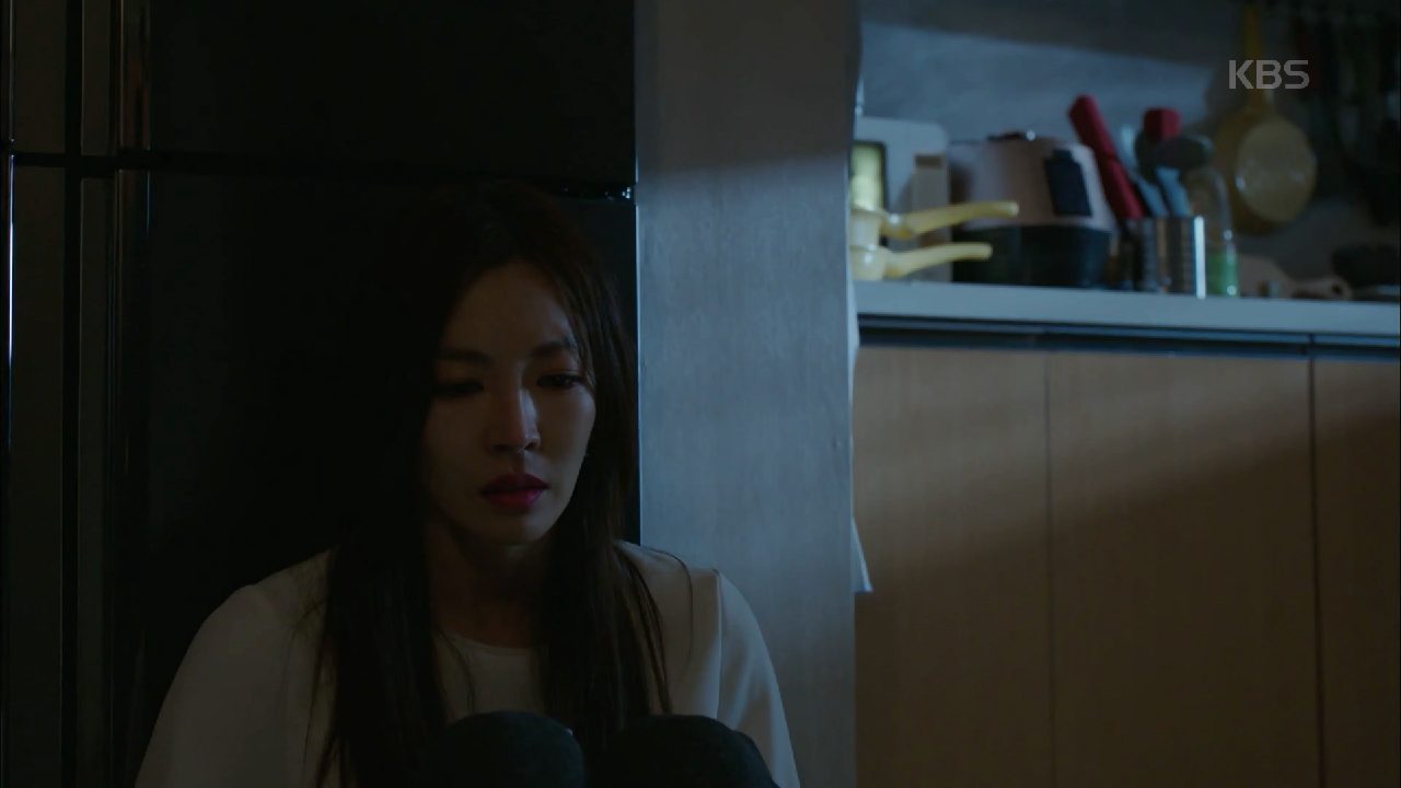 과거에 최명길과의 일을 악몽으로 꾸며 힘들어하는 김소연