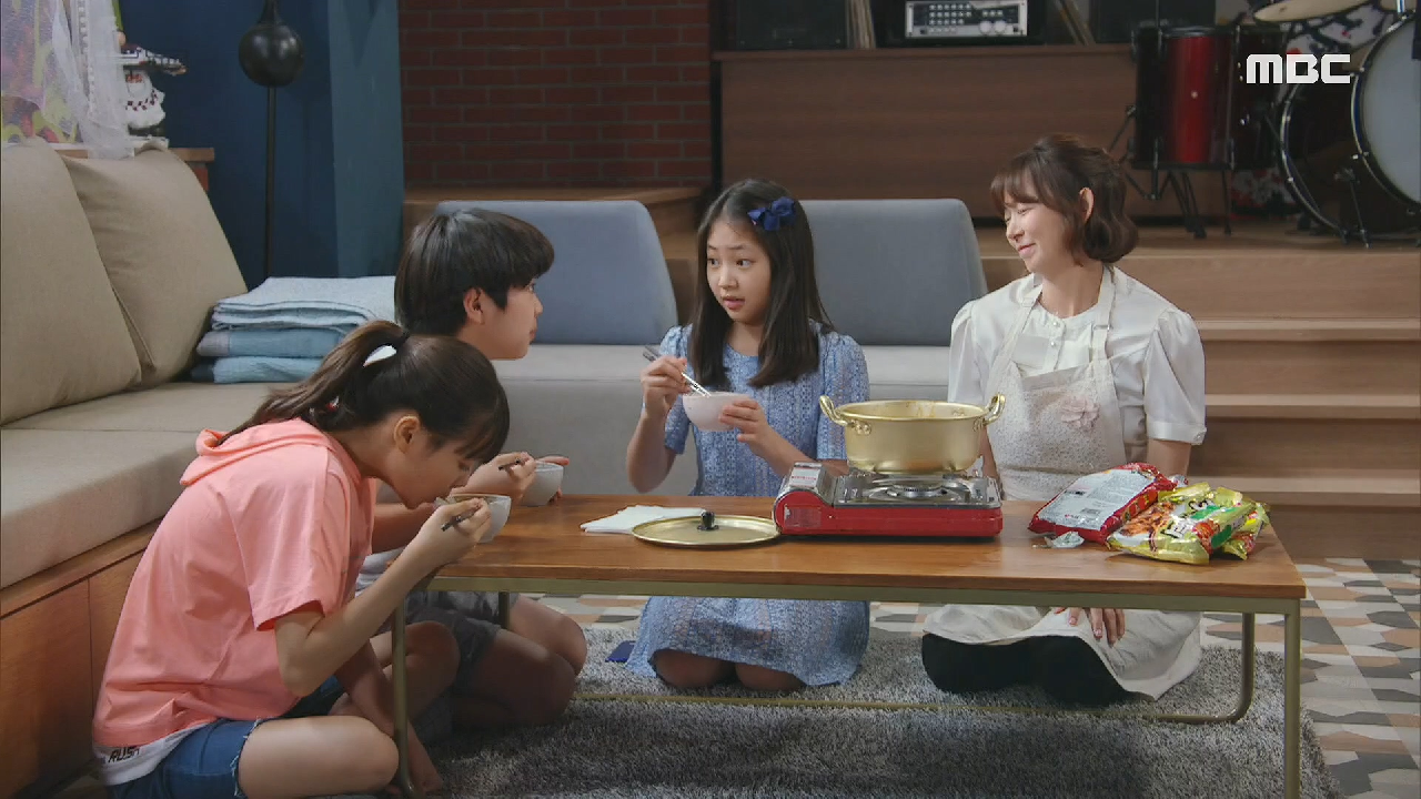 심이영의 가족과 함께 짜파구리를 먹는 김민서