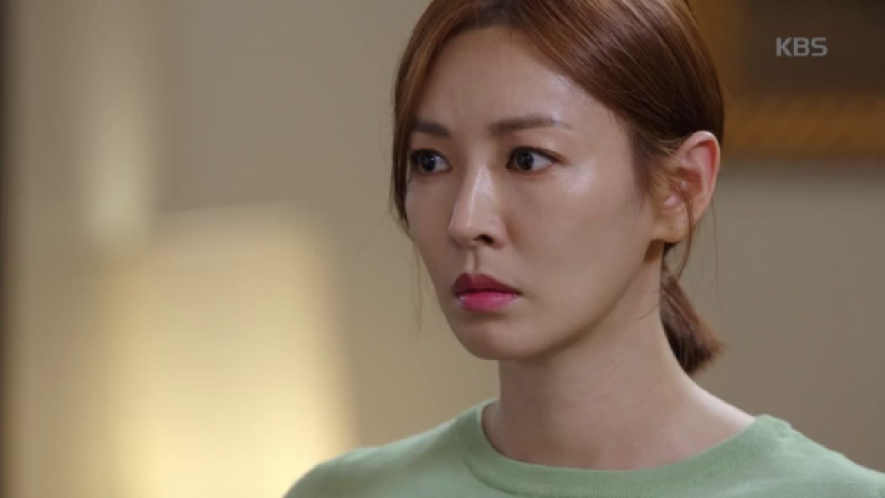 무릎꿇고있는 최명길 모습을 본 김소연