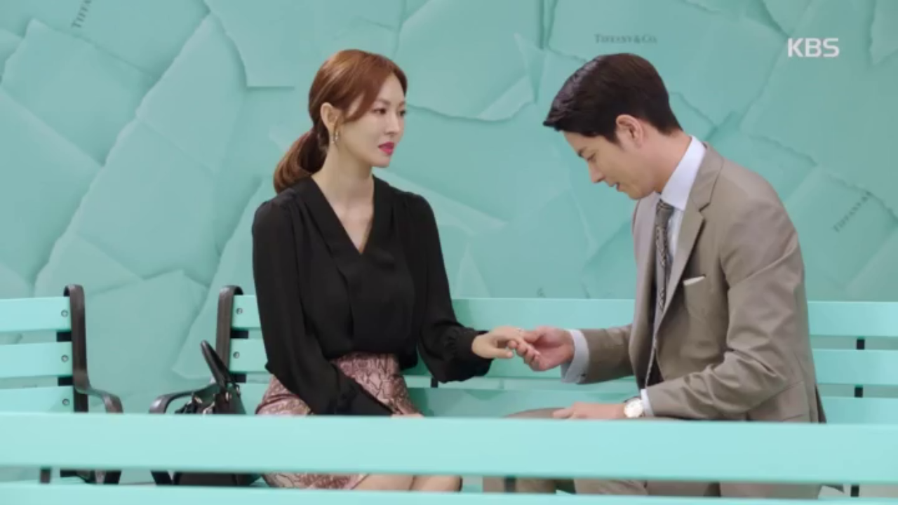 "당신이 내 가족이어서 참 다행이예요..." 김소연에게 반지를 끼워주는 홍종현