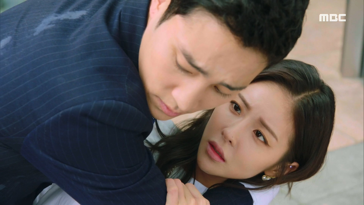 회사 앞, 시위자에게서 진예솔을 보호하는 최성재