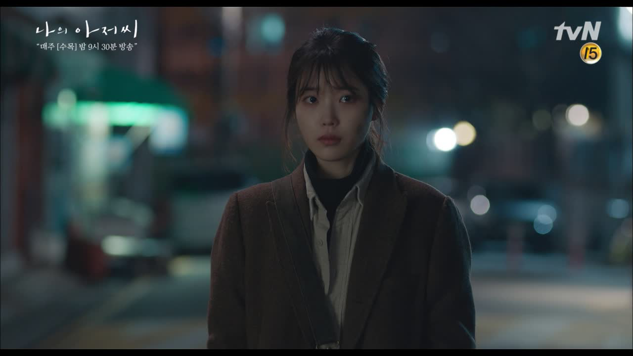 모르는 척 이선균을 지나쳐버린 후, 알 수 없는 설움을 꾹 참아보는 이지...