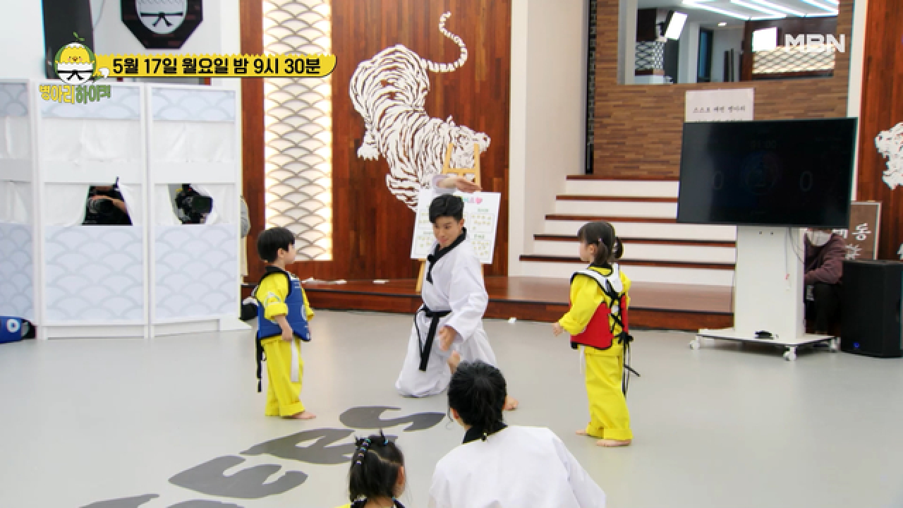 ??? : ＂너 나와!＂ 박진감 넘치는 ★병아리들의 인생 첫 겨루기★ MBN 210517 방송