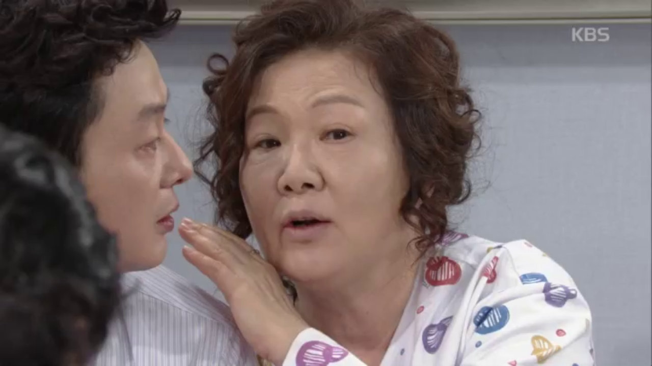 병문안 온 이원재에게 숨겨둔 자전거의 위치를 귀띔해주는 김해숙