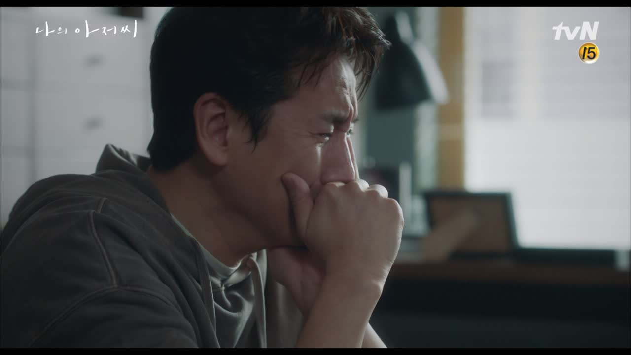마음껏 우는 이선균, "한 번도 안아본 적 없는 나를. 끌어안고 울었다....