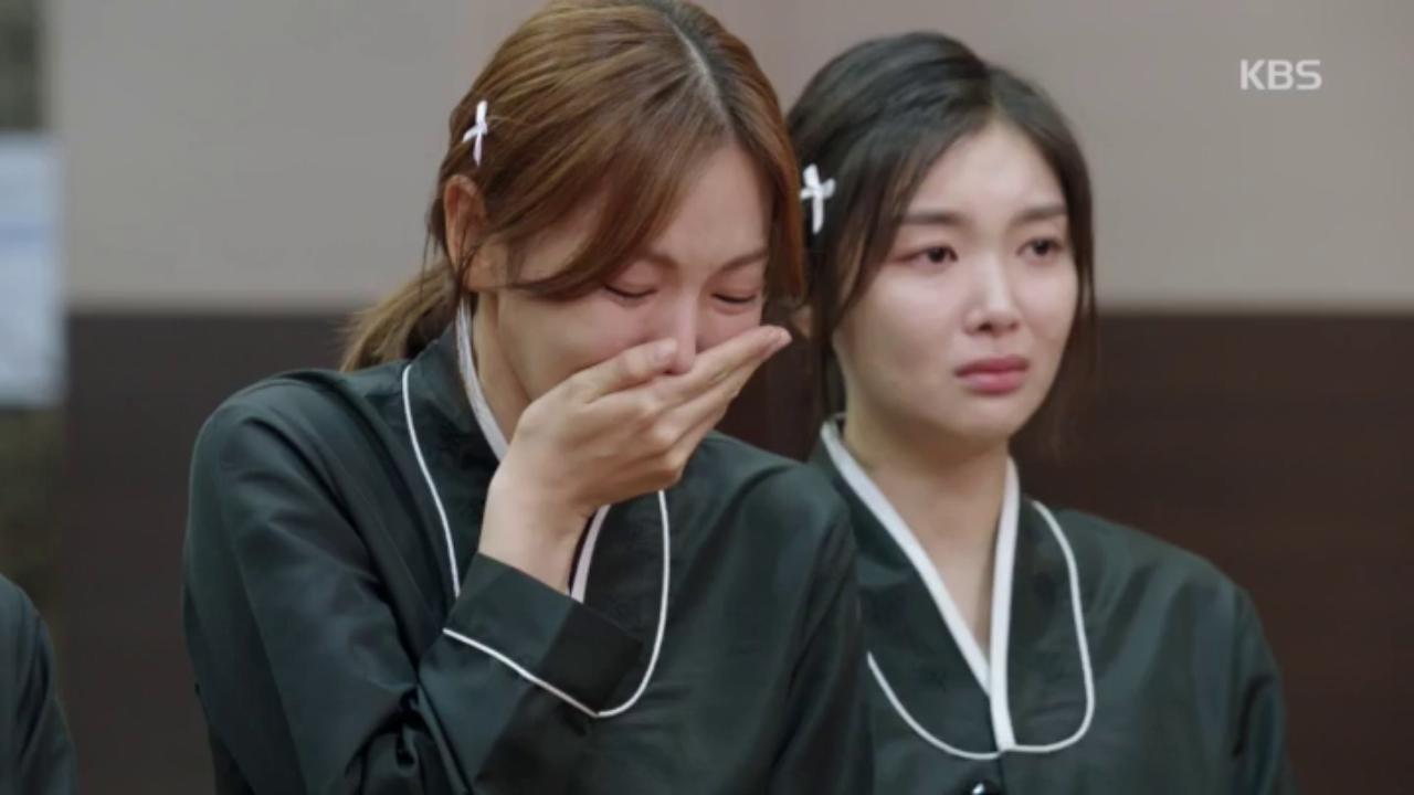 김해숙을 잃은 슬픔에 눈물짓는 가족들