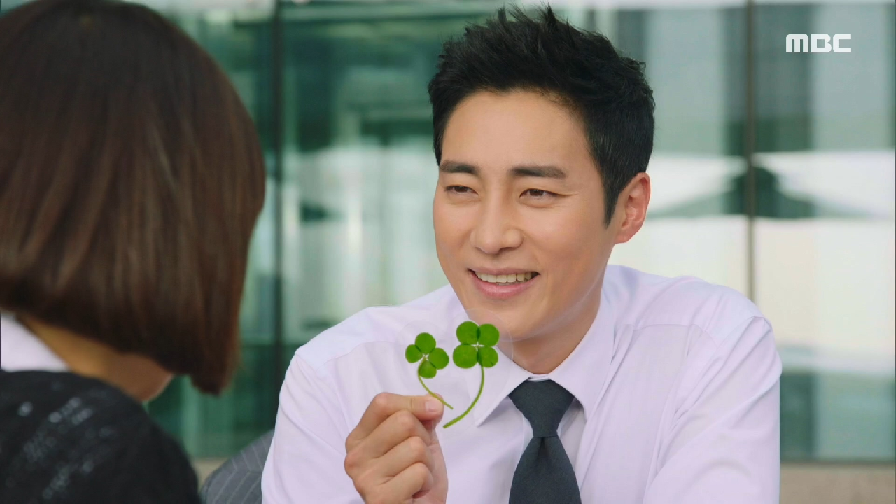 ＂대표 쟁탈전 부적입니다~＂심이영에게 네잎 크로버를 선물하는 최성재