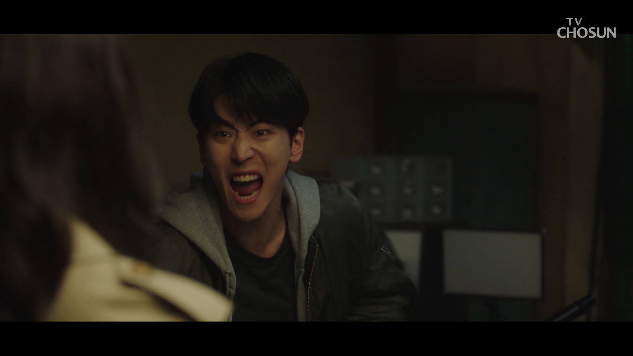 칼을 사이에 두고 대치하는 ‘김사랑과 정의제’