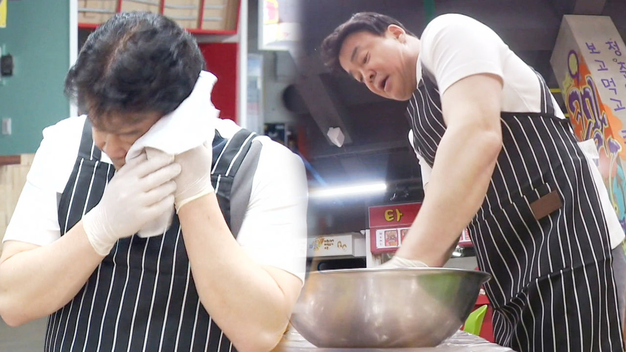 하얗게 불태운 백종원, 만두피 반죽 시범 후 ‘진땀 뻘뻘’