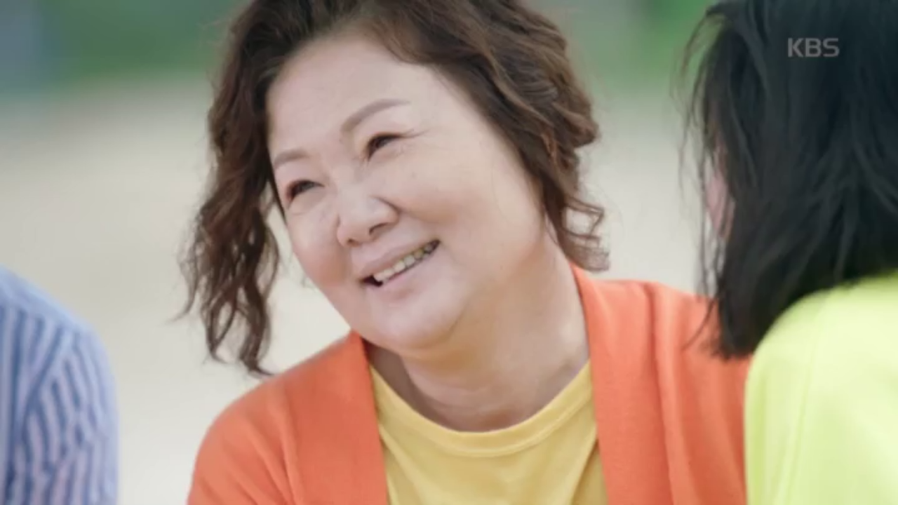 다 함께 바다로 여행을 와서 행복한 한 때를 보내는 김해숙과 가족들