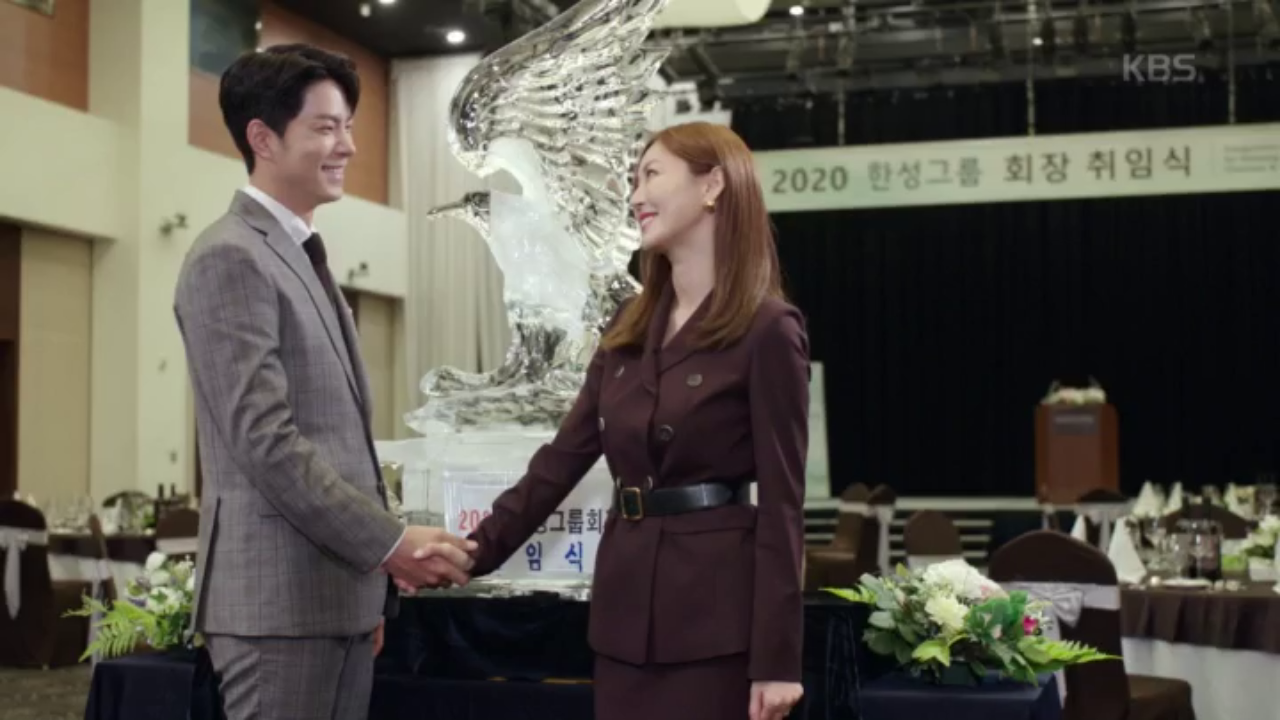 마침내 한성그룹의 회장이 된 홍종현을 축하해주는 김소연