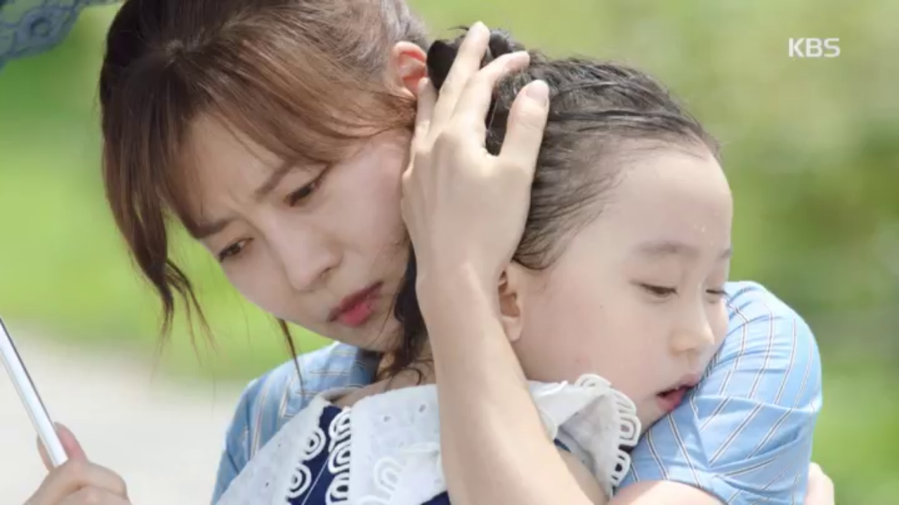 일 때문에 바쁜 엄마를 늘 그리워해왔던 딸 주예림을 힘껏 안아주는 유선