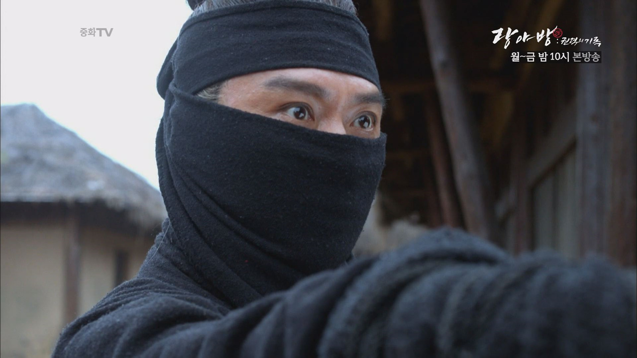 심추의 목숨을 노리는 검을 온몸으로 막아내다