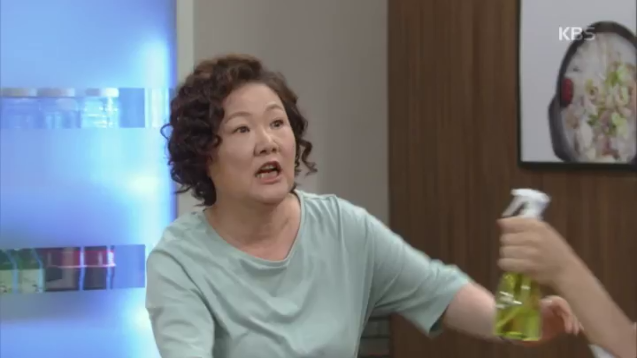 김하경이 출판사에 출근하려는 것을 막으려는 김해숙!