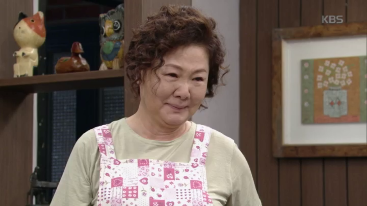 온가족이 모여 김장하는 모습을 애틋하게 바라보는 김해숙