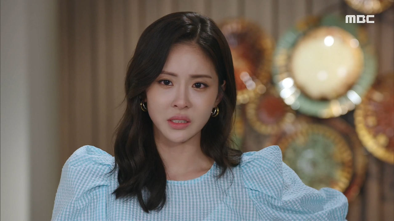 진예솔에게 최성재의 행적을 보고하는 최성재